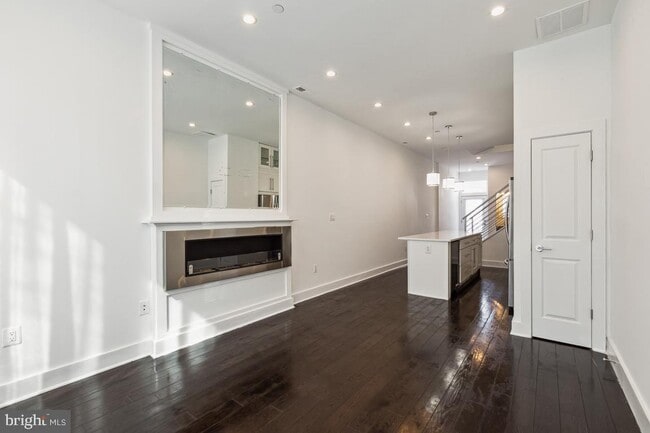 Building Photo - 1361 Oak St NW