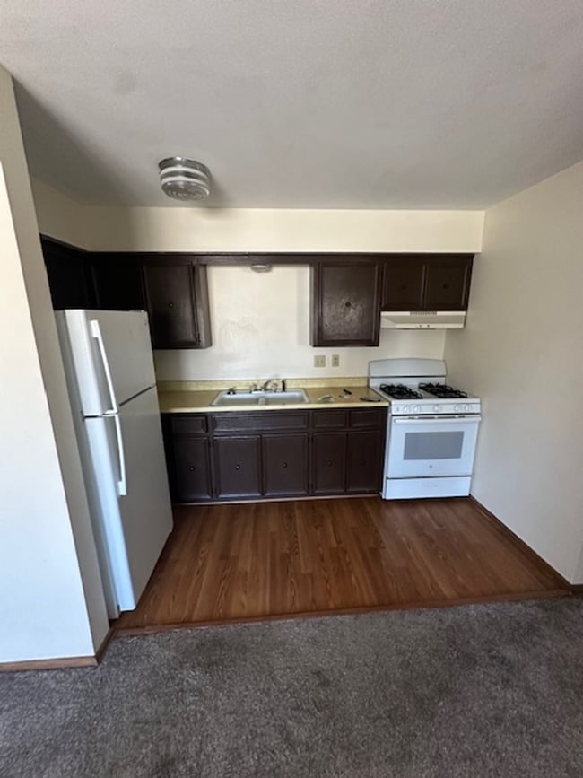 Building Photo - Madera Manor