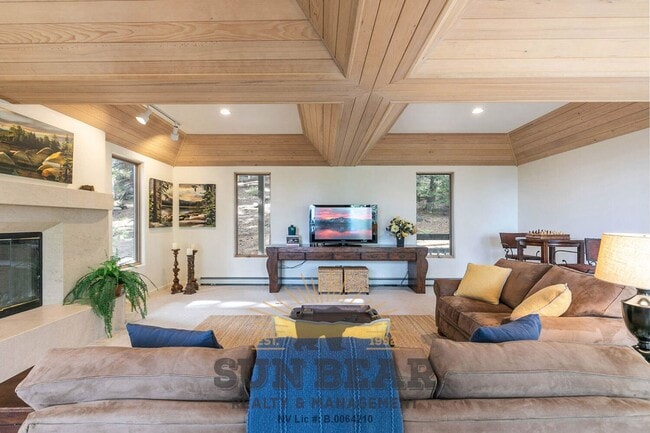 Foto del edificio - Beautiful Home w Peek Lakeview!