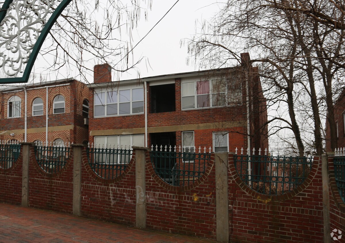 Foto del edificio - 1323-1325 Fort Stevens Dr NW