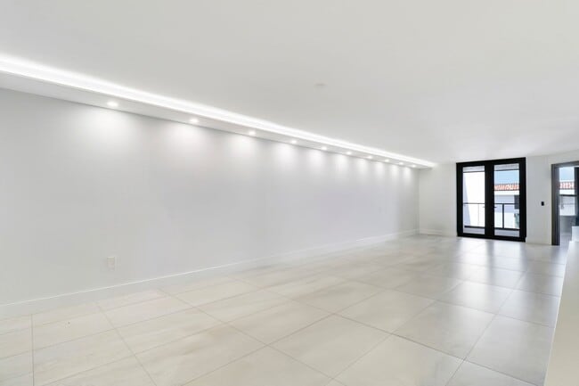 Foto del edificio - Beautiful 3 Bedroom 3 Bath Condo On North ...