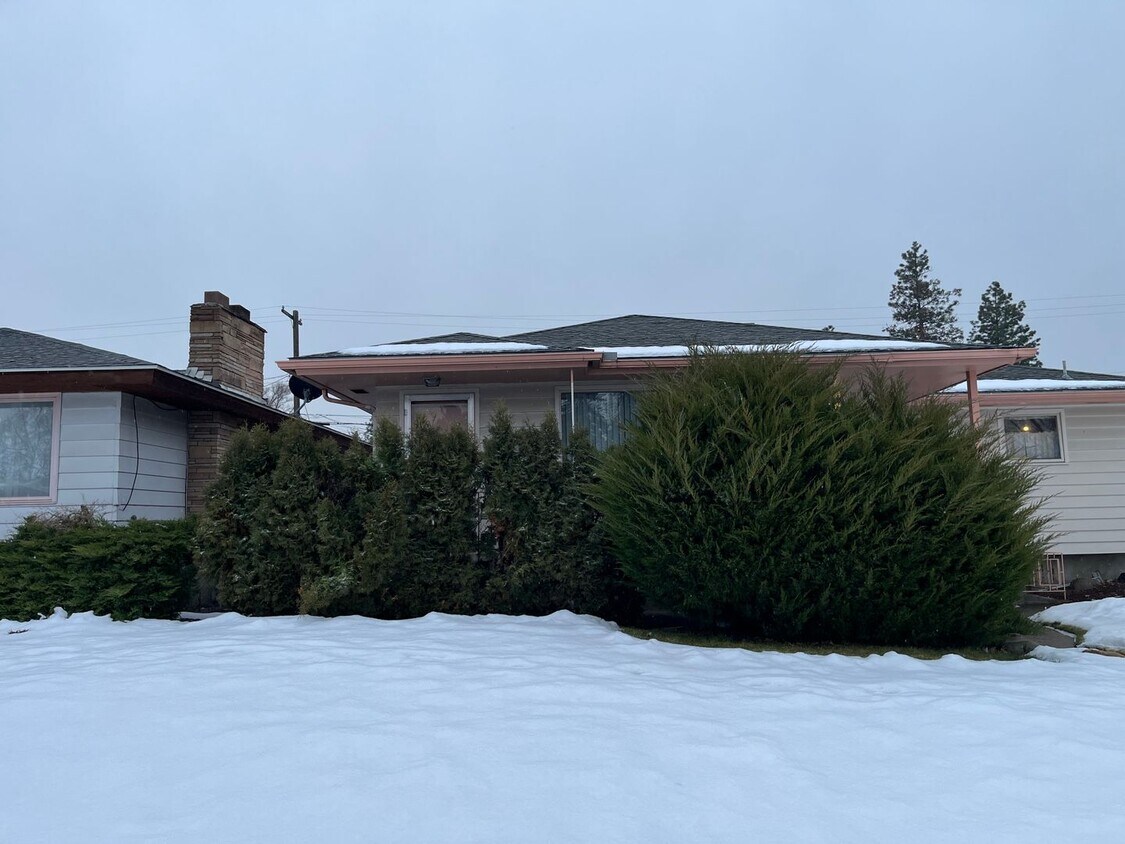 40 E Longfellow Ave Unit A, Spokane, WA 99207 Room for Rent in