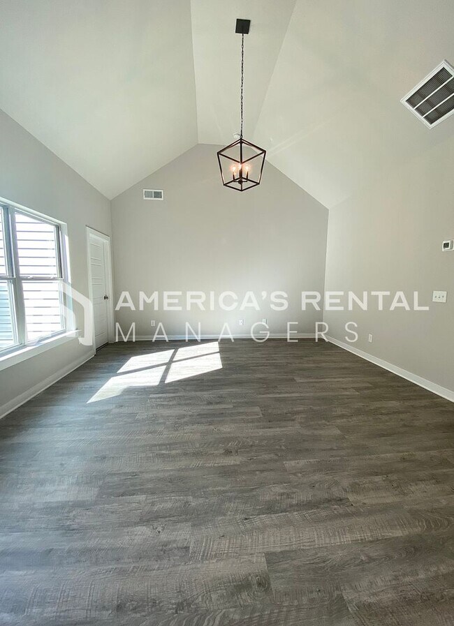Building Photo - Beautiful Home for Rent in Weaver AL! Avai...