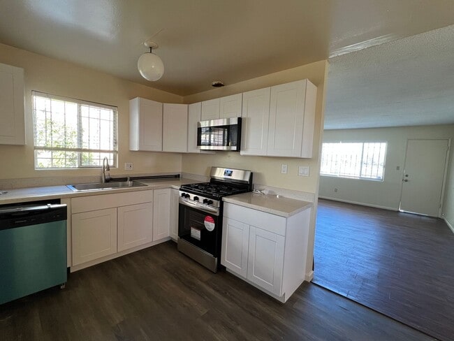 Building Photo - ***$200 Move-in special if you move-in by ...