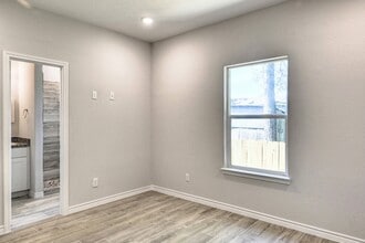 Building Photo - 9812 Arbor Oak