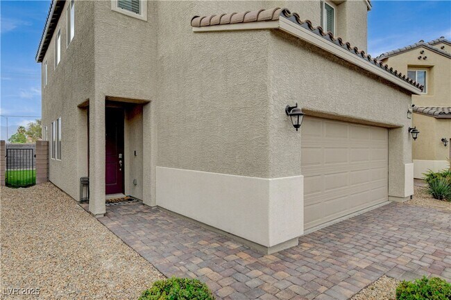 Building Photo - 1014 Solemn Cactus Ave
