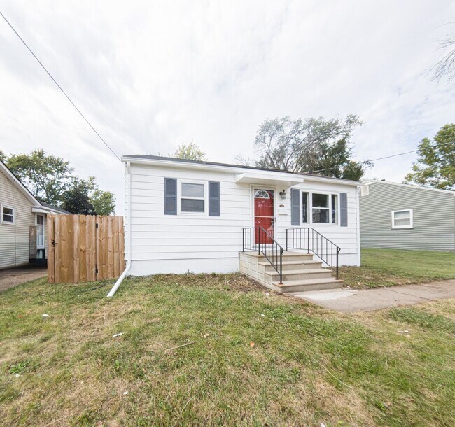 Foto del edificio - Updated 2 Bedroom 1 Bath with Large Backyard!