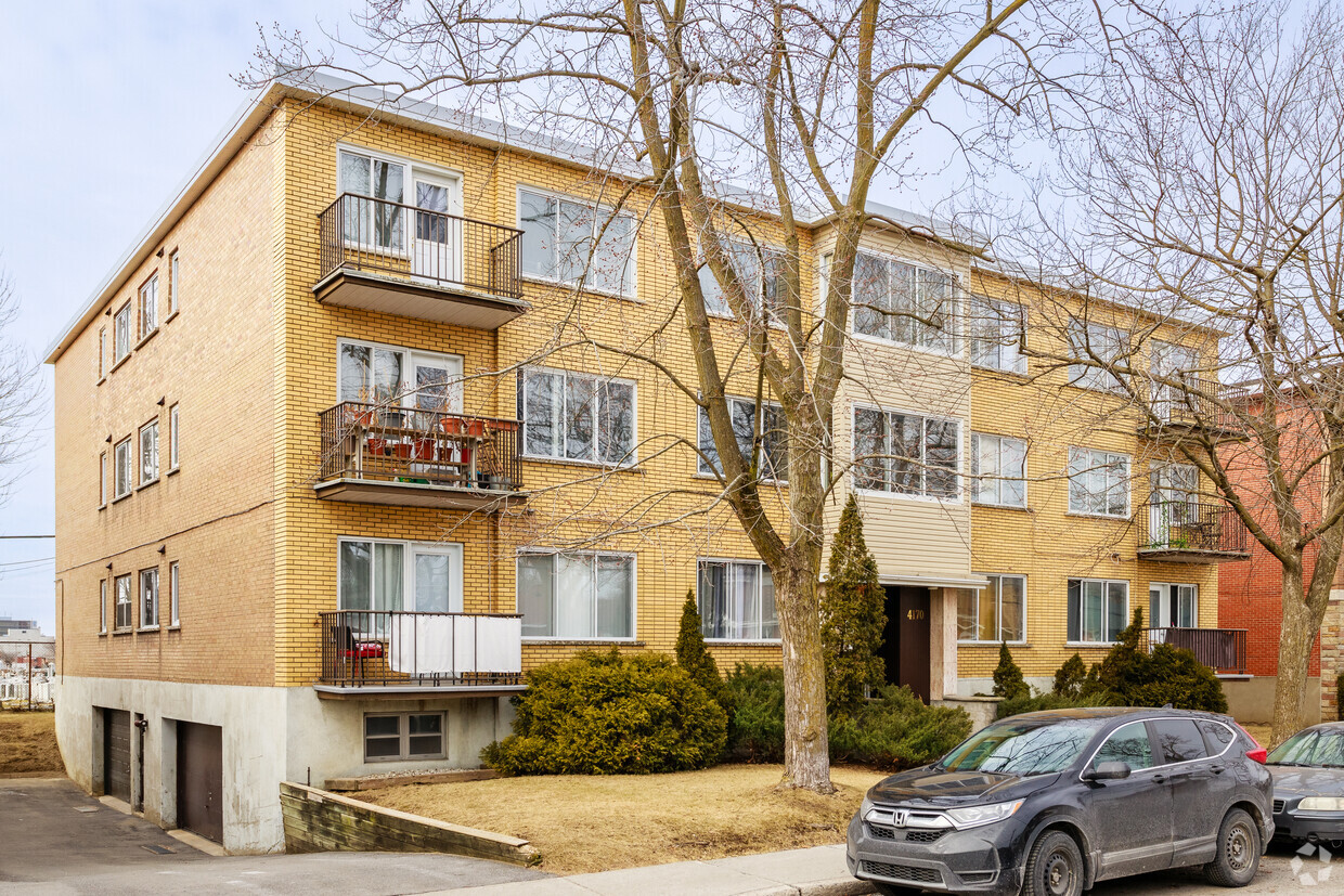 Building Photo - 4170 Av Kindersley