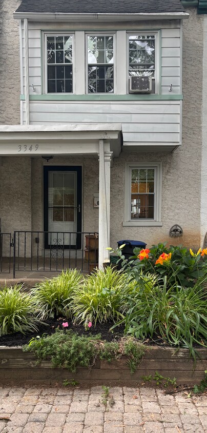 Foto principal - 3349 Ainslie St