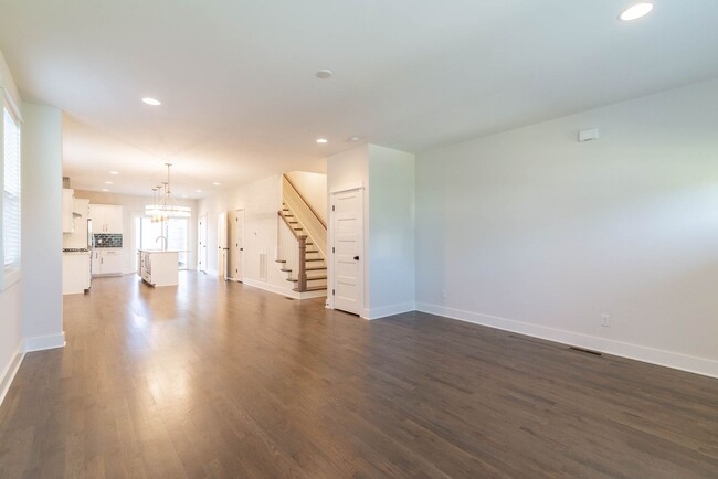 Building Photo - 3 Bed/4 Bath Buena Vista 3 Story Townhouse...