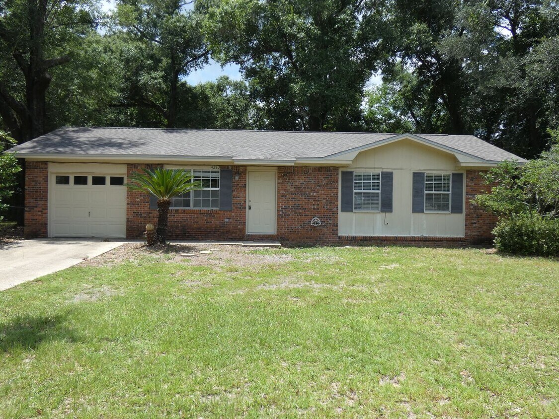 Primary Photo - Cute 3 Bedroom Home in Milton