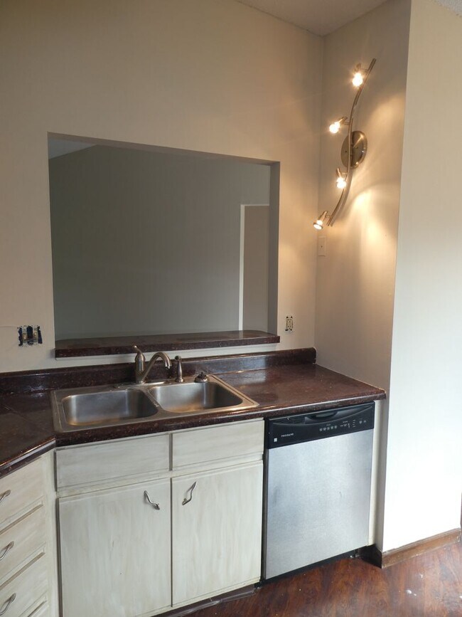 Foto del edificio - 3 Bed 1.5 Bath Home Off Of Mexico Gravel Road