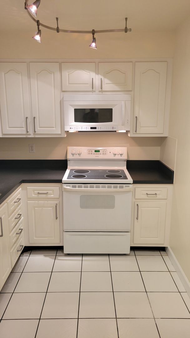 Foto del edificio - Charming 1BR Condo in Prime Westshore Location – Move-In Ready!