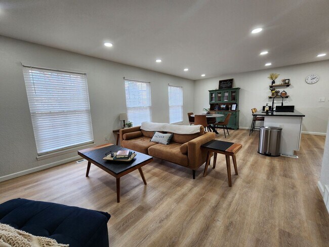 Foto del edificio - Stunning 4 Bed 2 Bath Home With Solar!!!