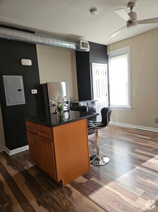 Building Photo - 926 Belmont Ave