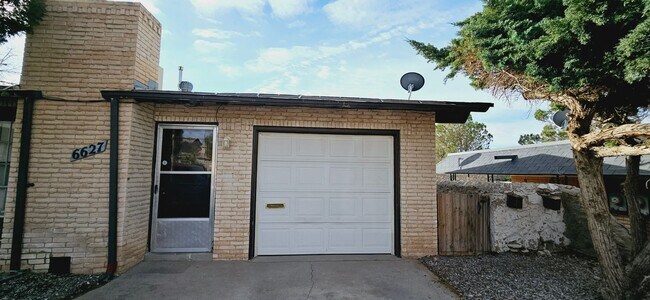 Foto del edificio - Cozy 2 bedroom, 1 bath apartment in West E...