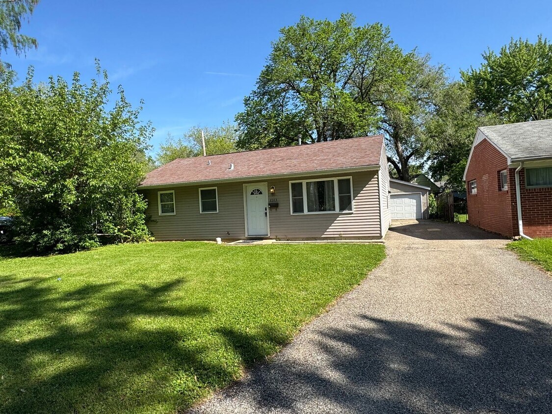 Primary Photo - Take Me Home, Country Roads: Cozy 3 Bed, 1...