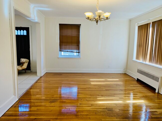Living room - 5301 Glenwood Rd