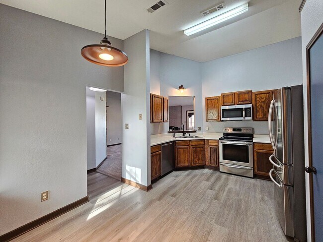 Foto del edificio - AVAILABLE NOW!