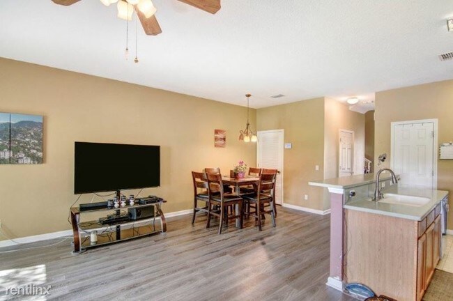 Building Photo - 3 br, 2.5 bath Townhome - 2600 Revolution st