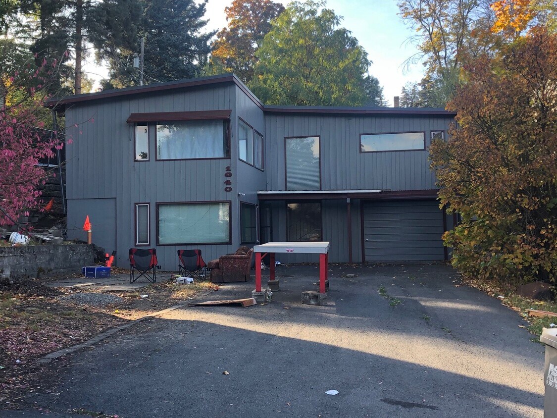 Primary Photo - 1040 NE B St