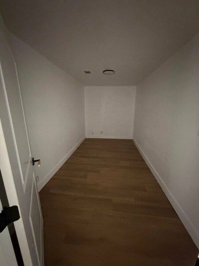 Foto del edificio - 7735 Coburn Dr