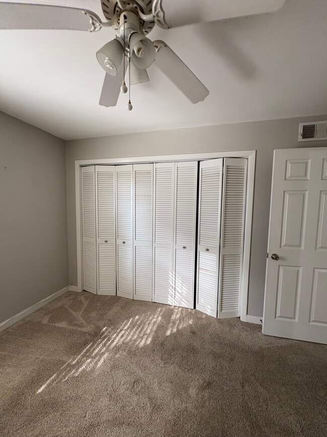 Armario del dormitorio de invitados - 108 Alameda Ct
