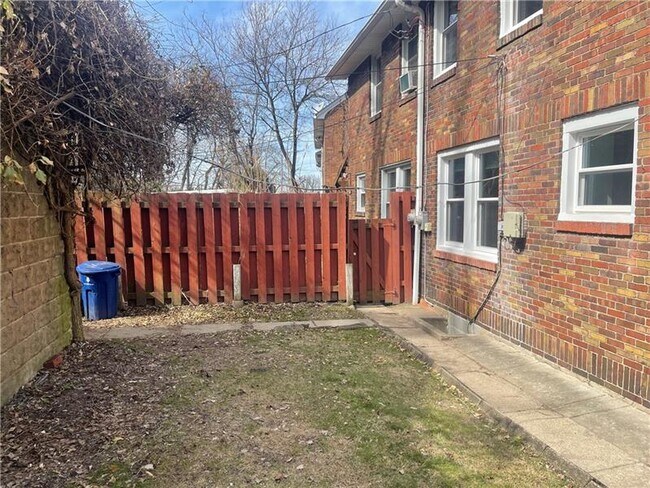 Building Photo - 2862 Beechwood Blvd