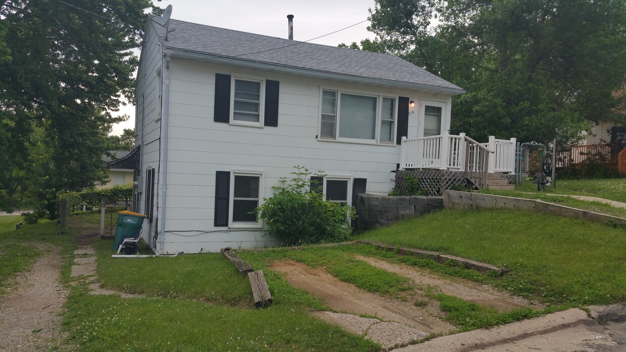 Primary Photo - 719 Cedar Ave
