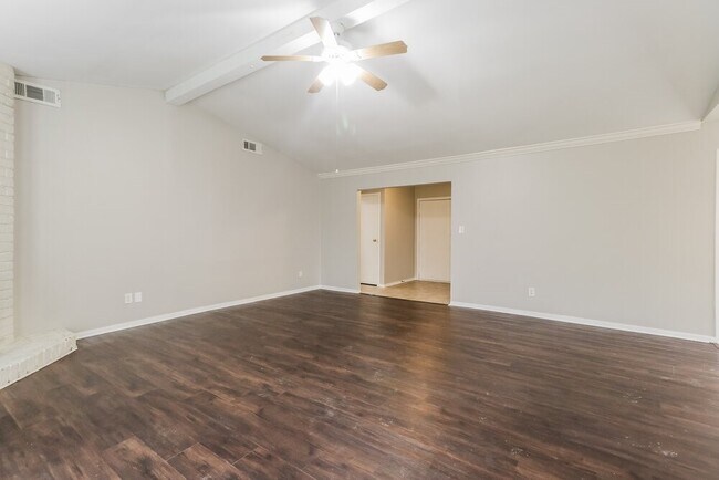 Foto del edificio - 2703 Wood River Rd