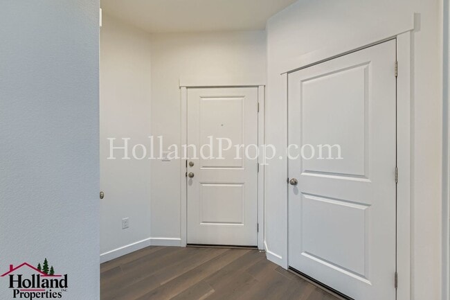 Building Photo - ** New Price + $300 Off First Month – Appl...