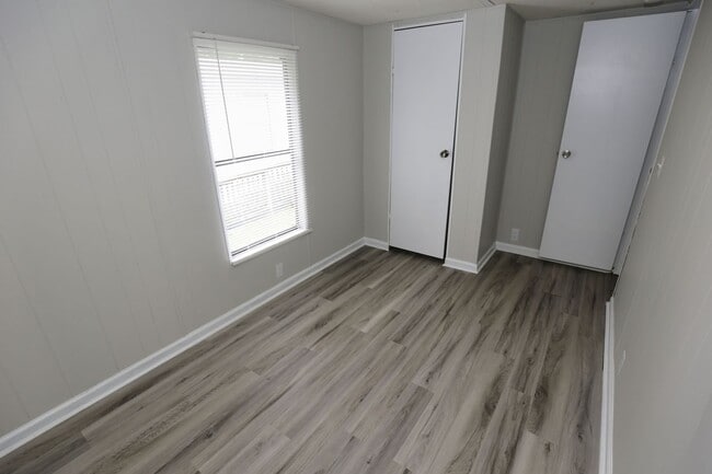 Building Photo - 2 Bed & 1 bath Trailer in Jville!