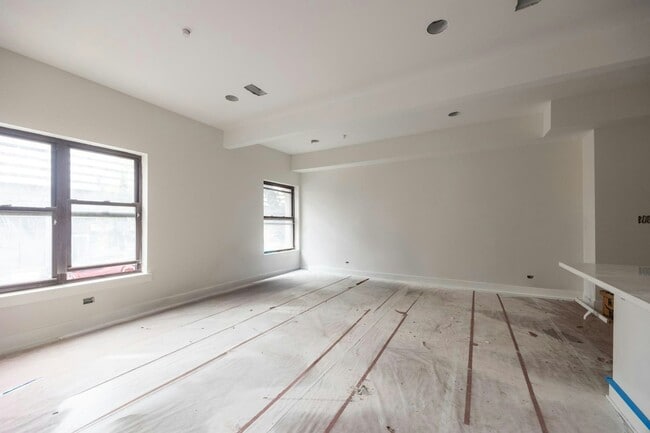 Building Photo - 827 W Montrose Ave