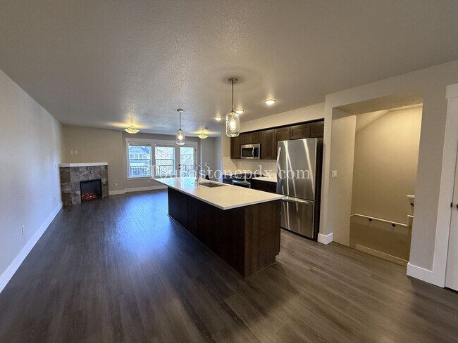 Foto del edificio - Charming 3 Bed, 2 Bath Townhome with Garage in Beautiful Sandy