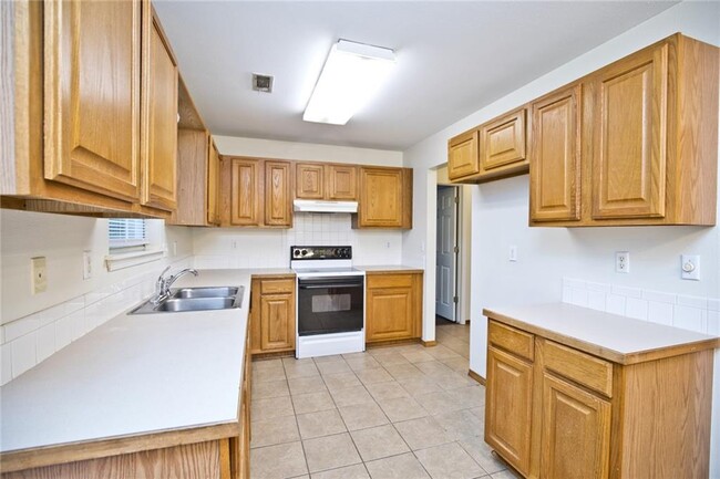 Building Photo - 687 Zachary Dr