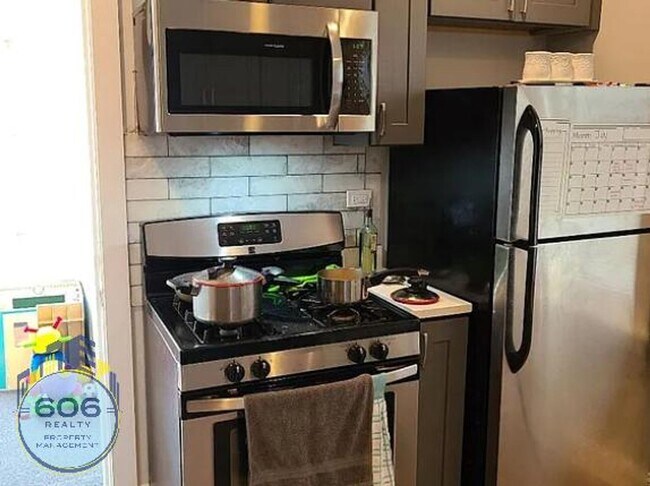 Foto del edificio - Jumbo 3 bed 2 bath in Jefferson Park!