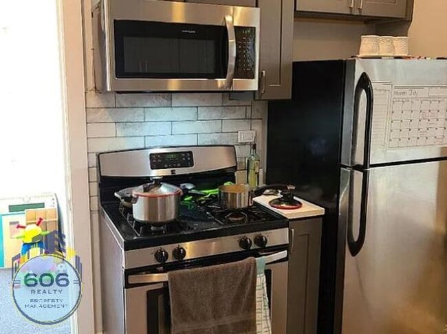 Building Photo - Jumbo 3 bed 2 bath in Jefferson Park!