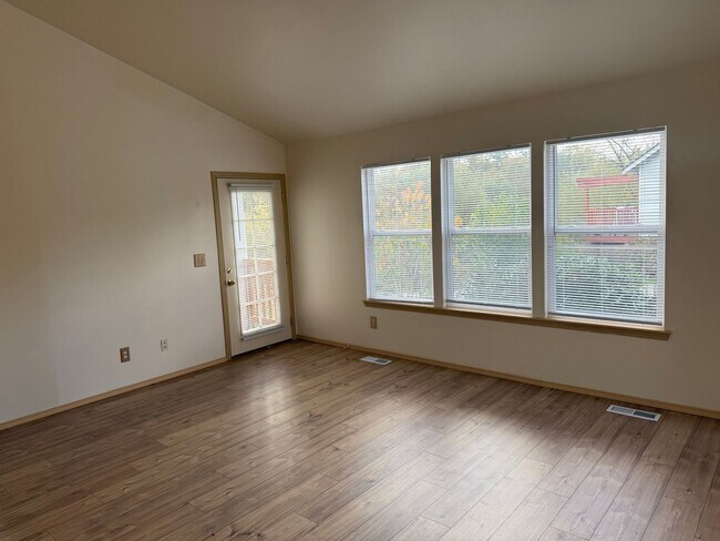 Building Photo - Burlington Two Bedroom House