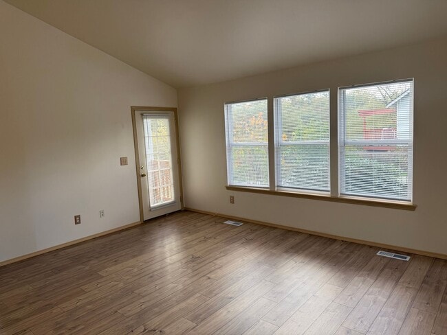 Foto del edificio - Burlington Two Bedroom House