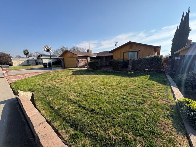 Building Photo - SW Visalia home available soon