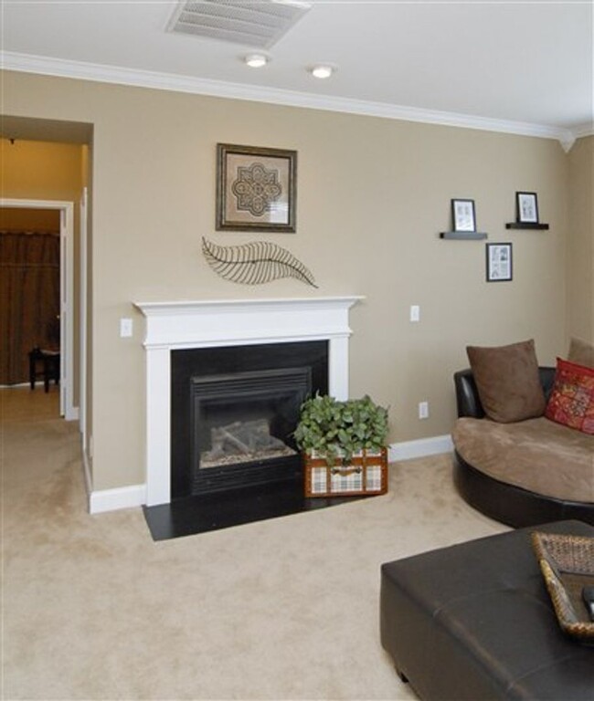 Foto del edificio - Large 4BR/3BA Available May 15th