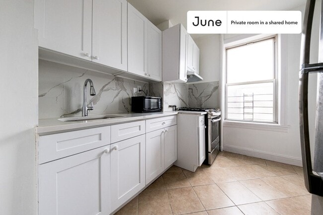 Foto del edificio - Private bedroom in 4 bed/1 bath Home