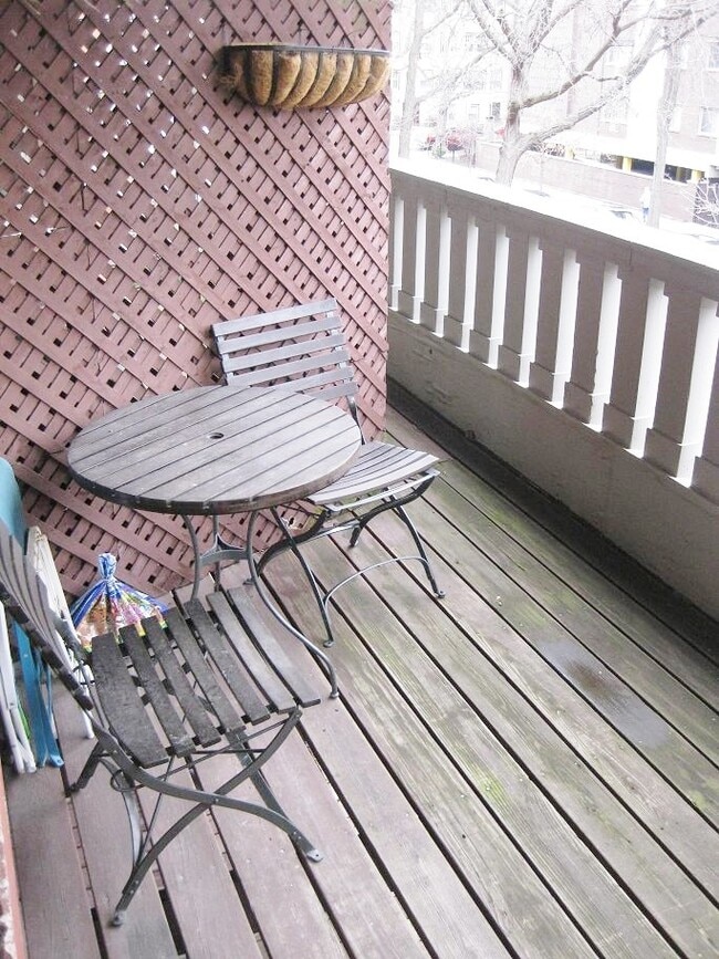 1 dormitorio con balcón este - 5440-42 N Winthrop Ave