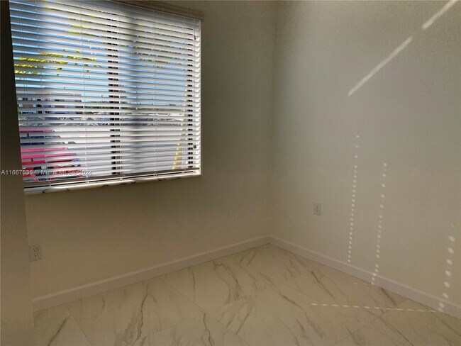 Foto del edificio - 21411 NE 2nd Pl