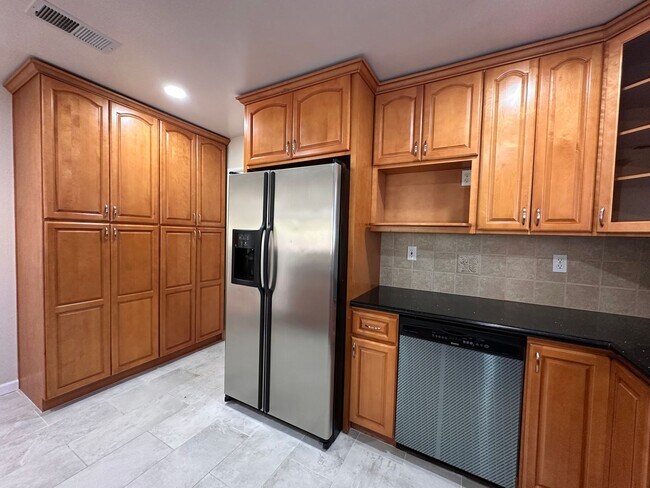 Foto del edificio - Updated 3/2 SFR w/ AC, BIG yard, move in r...