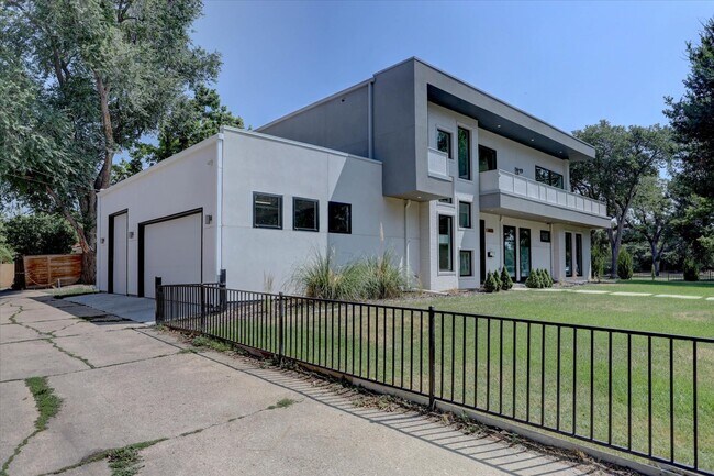Foto del edificio - 6435 E 6th Ave Pkwy