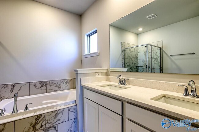 Foto del edificio - 115 Willow Rose Ln