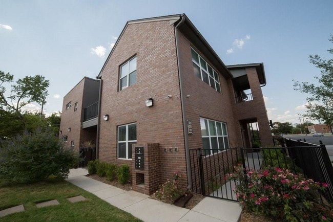 Building Photo - 1200 College #201