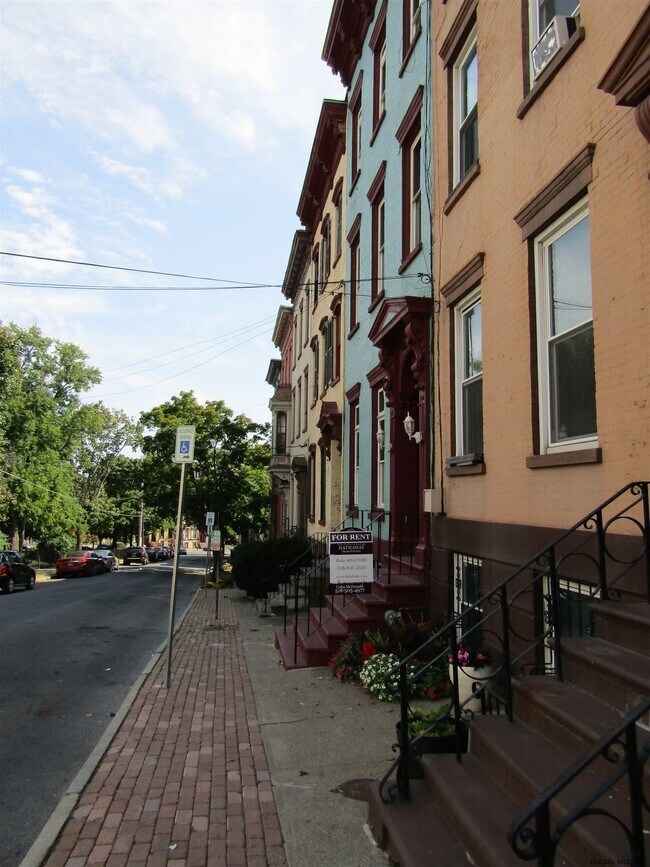 Building Photo - 32 1st St