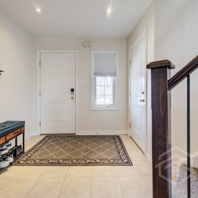 Building Photo - 3 Bedroom House with Fenced Yard!